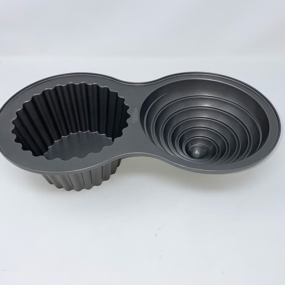 Wilton Other - Wilton Giant Cupcake cake pan 3-D baking